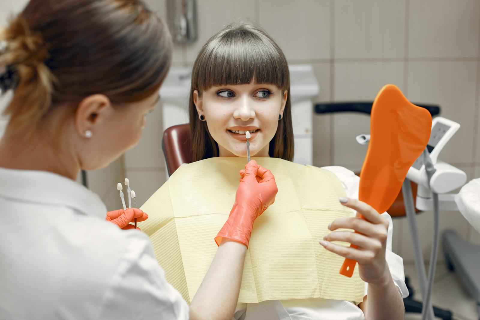 Dentista orientando paciente durante avaliação odontológica