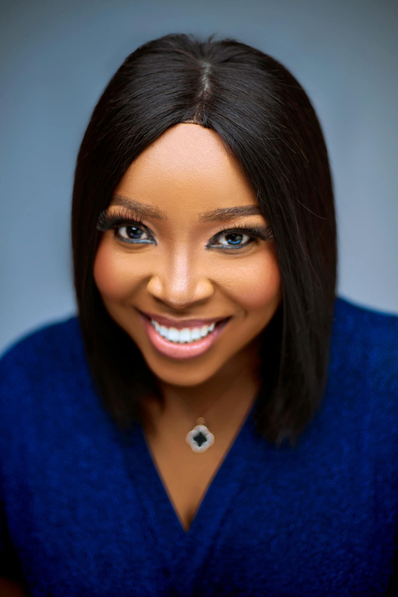 Mulher sorrindo com dentes claros após clareamento dental