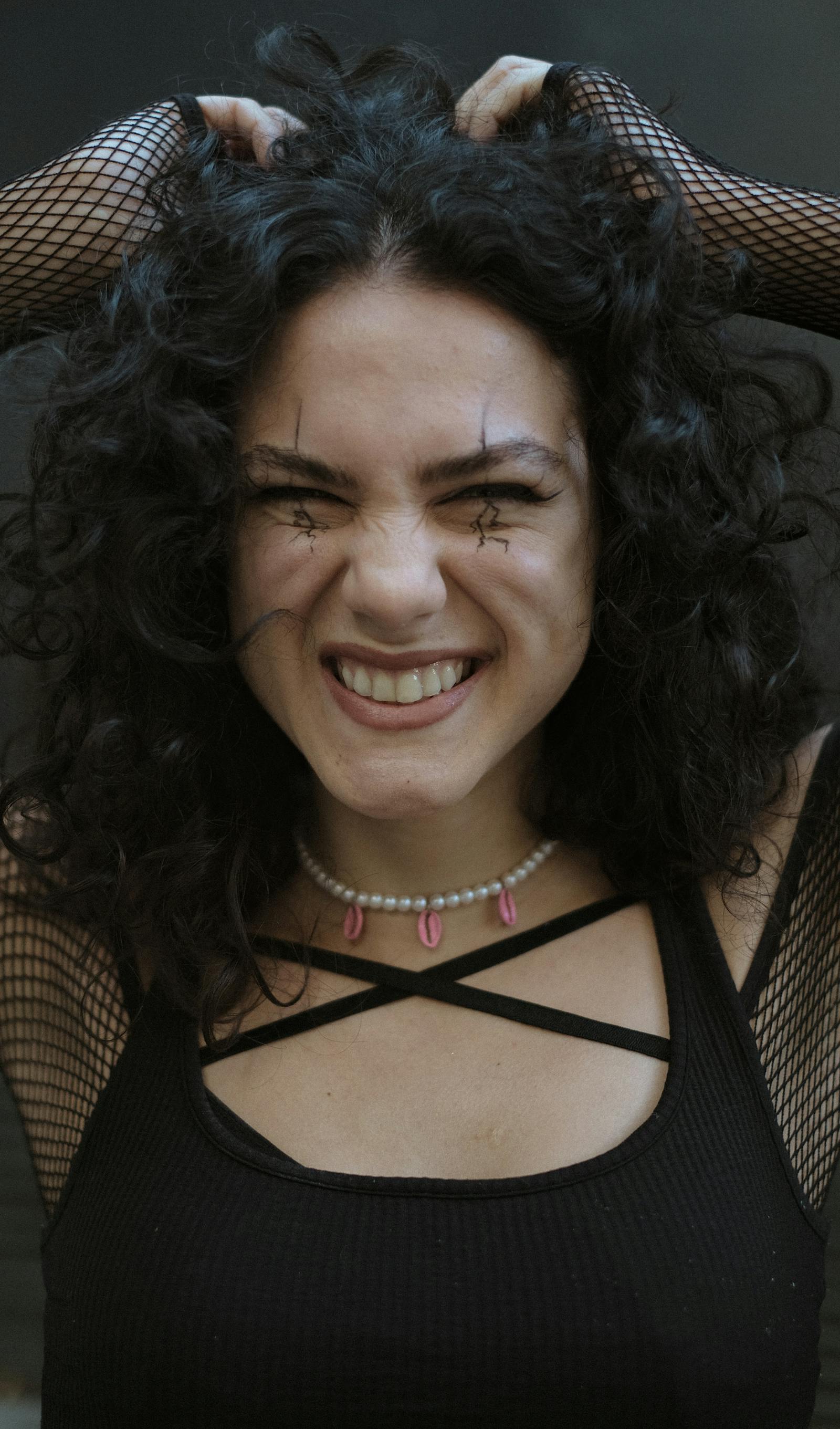 Jovem sorrindo após tratamento estético dental